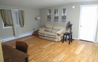 Close to Downtown Upper Level Apartment