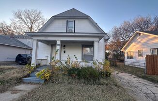 $995 - 3 bedroom / 1.5 bathrooms - Beautiful large house with tons of character!