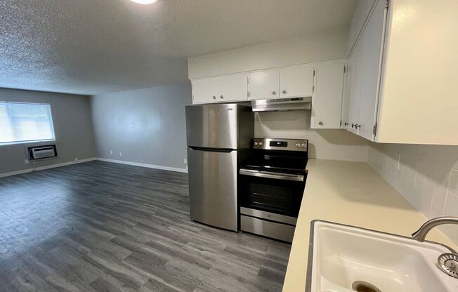 2 beds, 1 bath, 760 sqft, $1,100, Unit 12