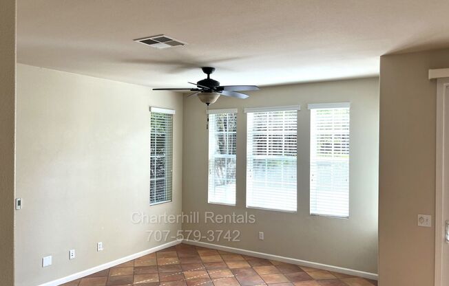 Gorgeous, light and bright, townhome in SE Santa Rosa - attached 2 car garage!