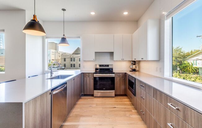 Beautiful Modern Three-Story Townhome minutes from Lower Greenville!