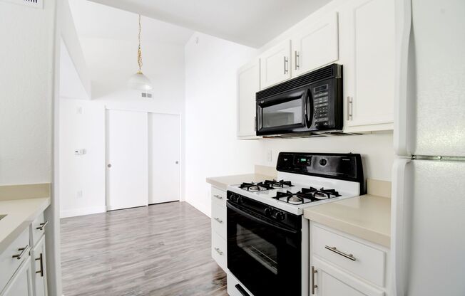 1 bed, 1 bath, 700 sqft, $1,350, Unit 222