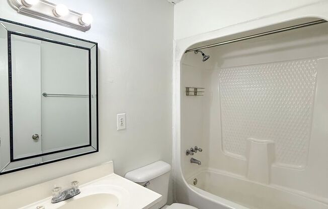 3 beds, 2 baths, 990 sqft, $1,195, Unit 17C