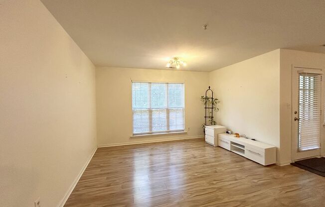 3 beds, 2 baths, $1,900, Unit Unit D