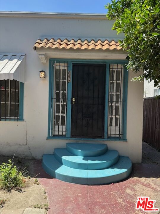 652 E 74 ST