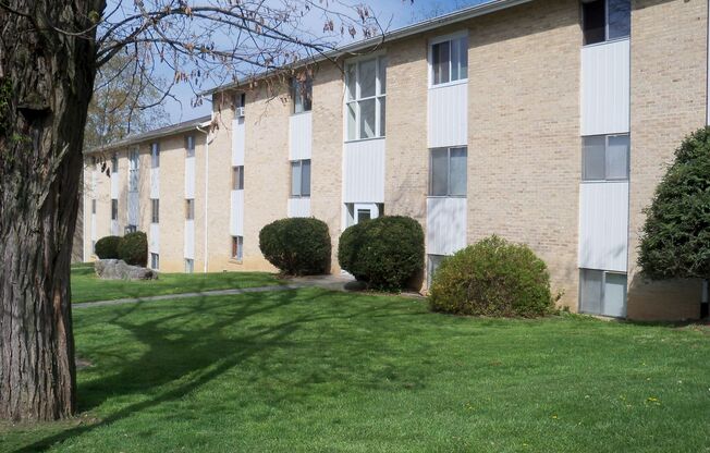 2 beds, 1 bath, 903 sqft, $1,170, Unit J-4