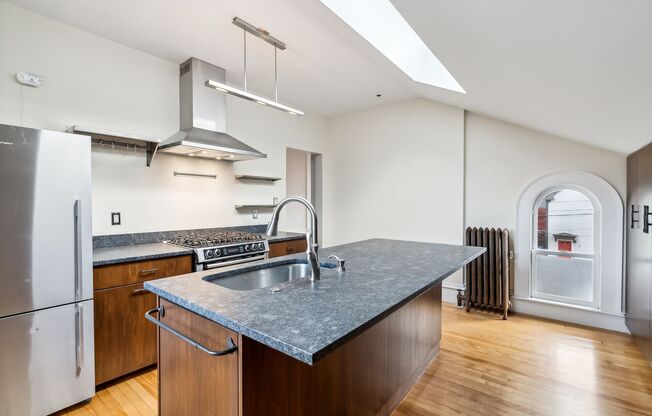 Sunny 2BR/2BA in the East End