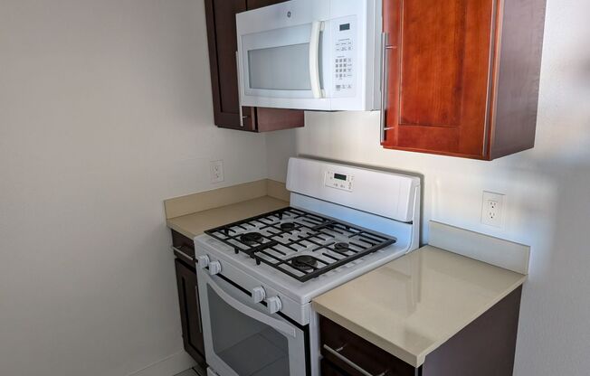 1 bed, 1 bath, 608 sqft, $1,585, Unit 214