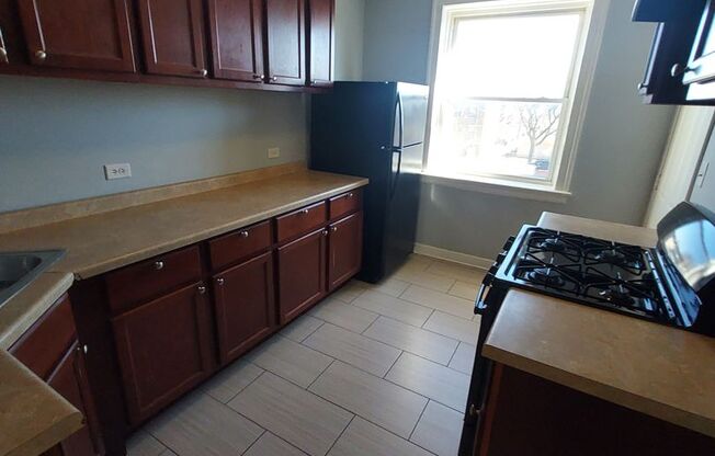 3 beds, 1 bath, $1,500, Unit 5520-3