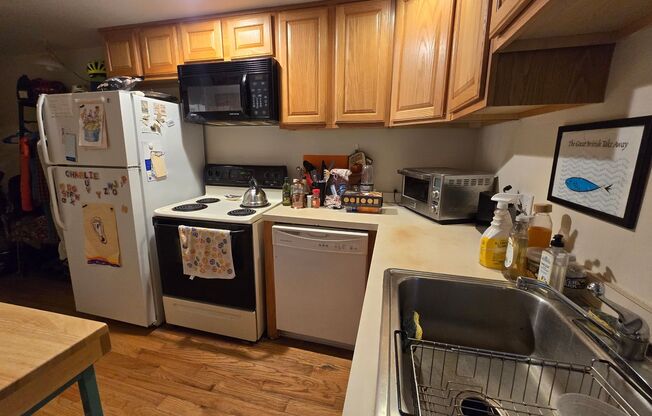 2 beds, 1 bath, $1,650, Unit #1F