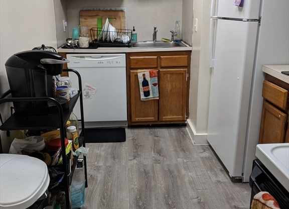 4 beds, 2 baths, $6,200, Unit R21