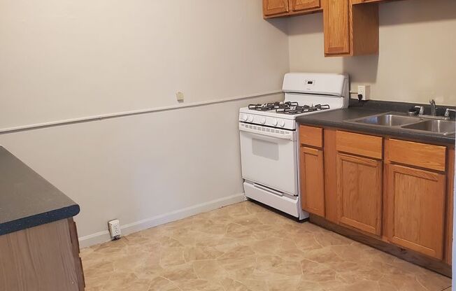 2 beds, 1 bath, 850 sqft, $825, Unit #101