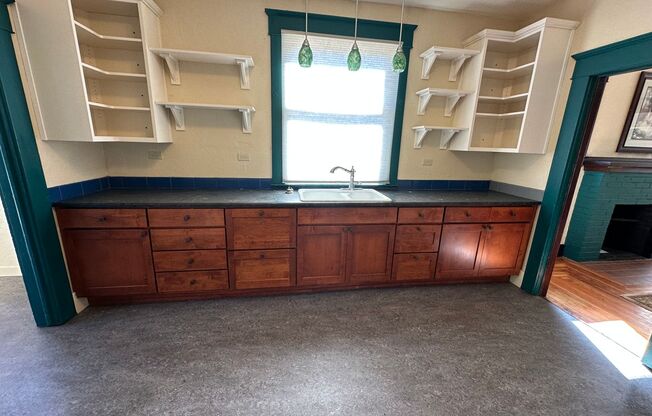 4 Bedroom Home Just Outside Of Albany With Plenty Of Parking.