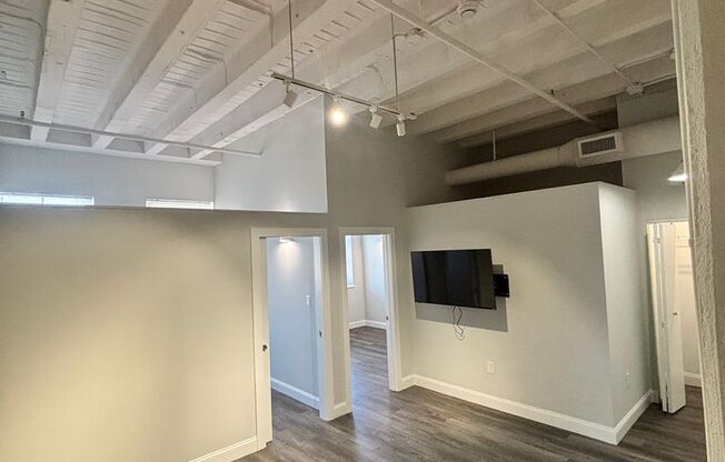 2 beds, 1 bath, 905 sqft, $2,715, Unit 301