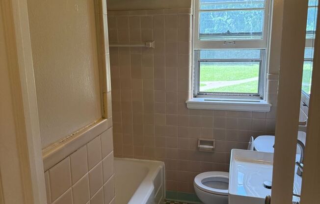 2 beds, 1 bath, 753 sqft, $1,409, Unit 208