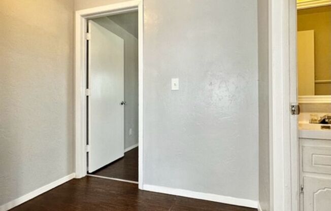 2 beds, 1 bath, 896 sqft, $1,145