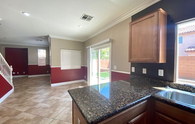 CHARMING SINGLE FAMILY HOME IN MOUNTAINS EDGE!!