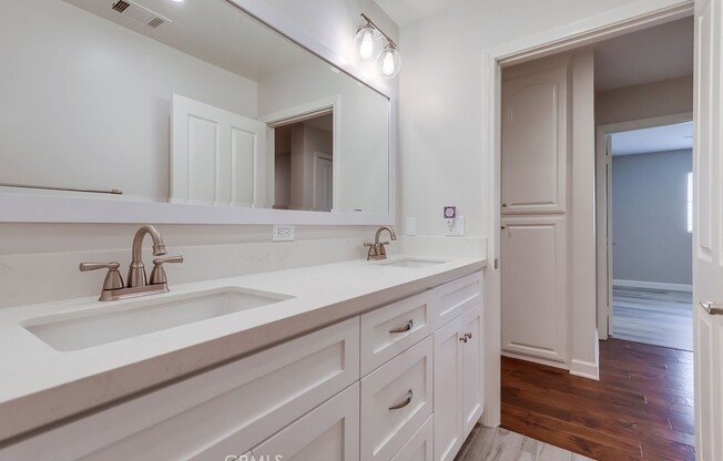 926 S LELAND