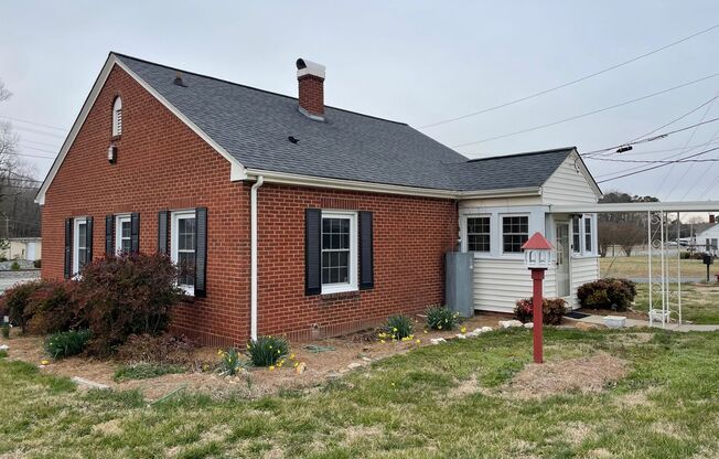 2 BED, 1 BATH BRICK HOME LOCATED IN ASHEBORO!