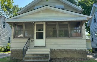 Single Family Home 3 beds 1 bath Available Now!