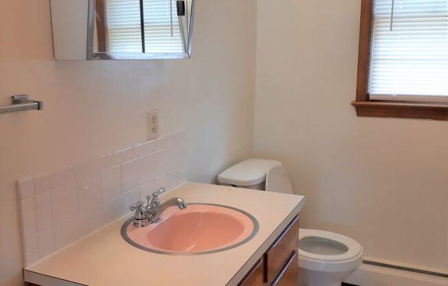 2 beds, 1 bath, 903 sqft, $1,250, Unit B-3