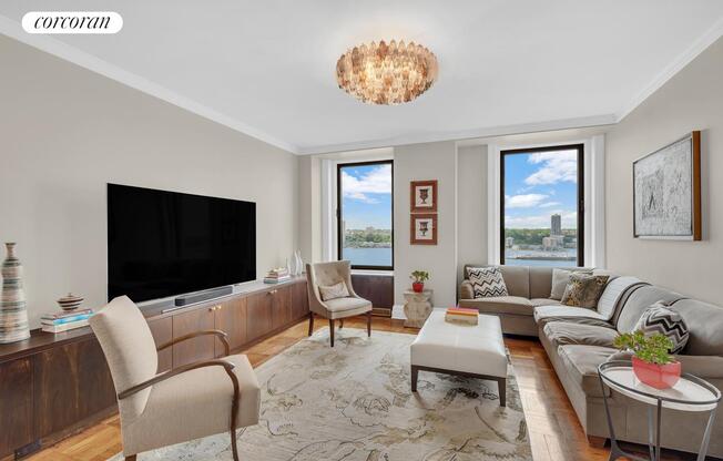 137 RIVERSIDE DR