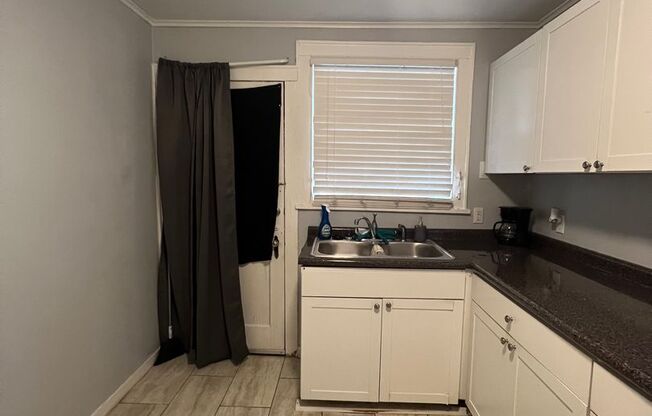 2 beds, 1 bath, $900