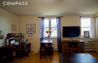 2 beds, 1 bath, $3,600, Unit 4A