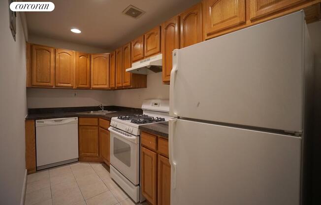 305 E 56 ST