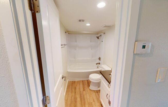 2 beds, 1 bath, 900 sqft, $1,390, Unit 25