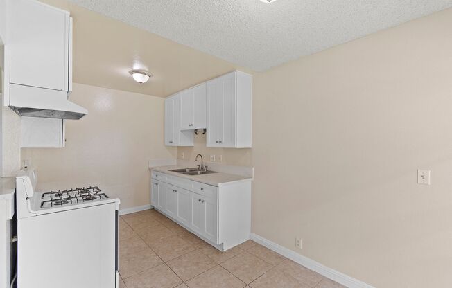 2 beds, 1 bath, $2,600, Unit 4