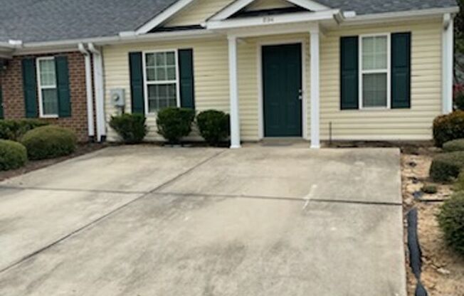 Charming Townhome Near Medical Facilities and Colleges