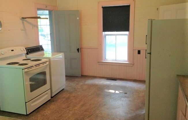 3 beds, 1 bath, $1,990, Unit 1