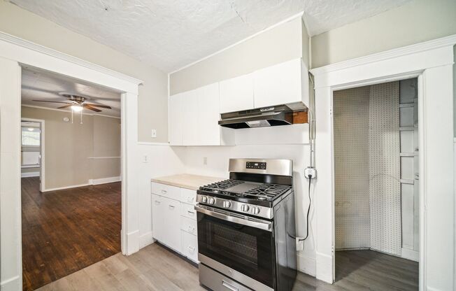 3 beds, 1 bath, $1,195, Unit 1315 S Carson Avenue