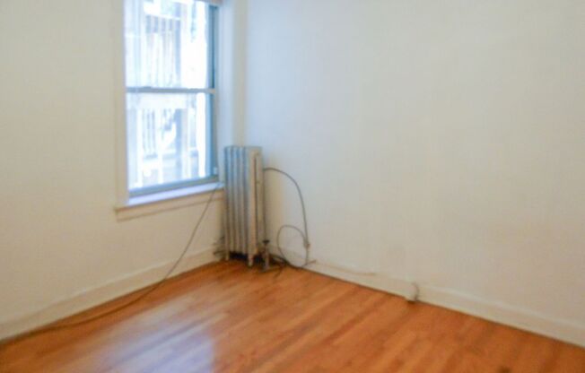 3 beds, 1 bath, 1,005 sqft, $2,400, Unit 1934-1