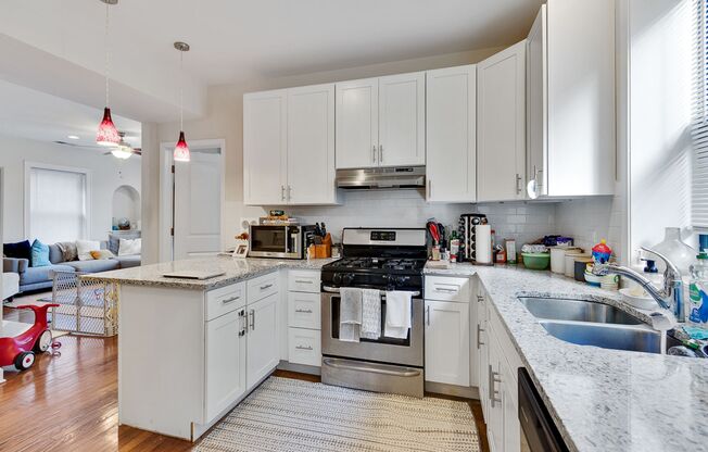 3 beds, 1 bath, 1,240 sqft, $3,450, Unit 1819L-1
