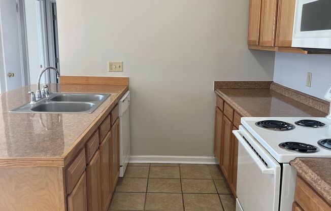 2 beds, 1 bath, 693 sqft, $750, Unit R5