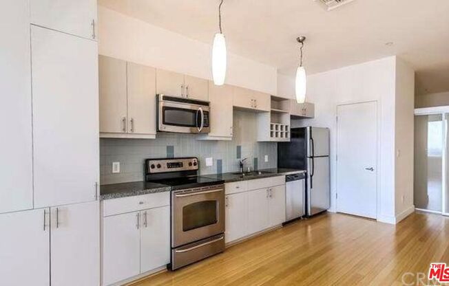2 beds, 2 baths, 910 sqft, $3,300, Unit 2008