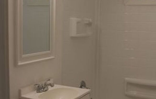 2 beds, 1 bath, 720 sqft, $975, Unit 5