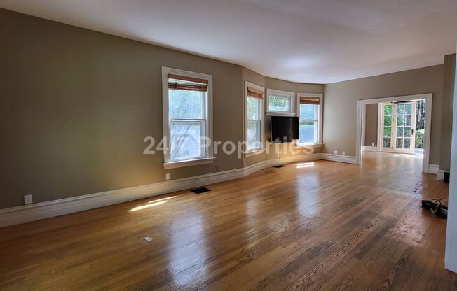 Beautiful Vintage 3 BD | 2.5 BA Home - Nob Hill / Kings Heights