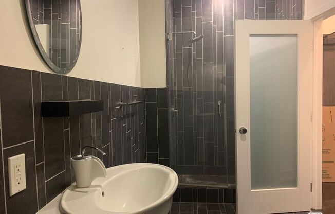 1 bed, 1 bath, 807 sqft, $2,850, Unit 915