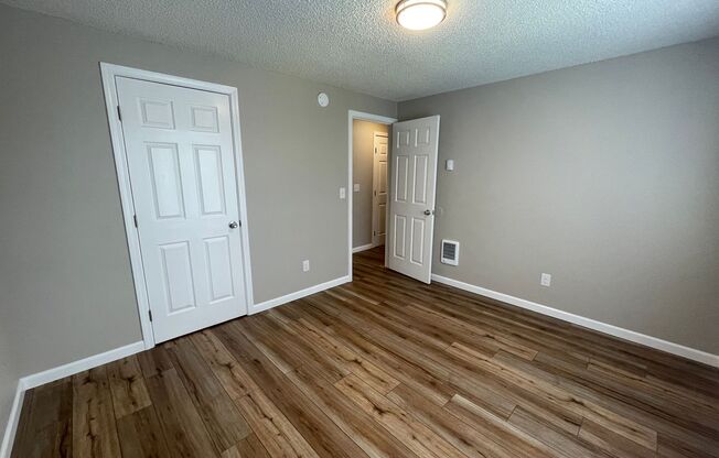 2 beds, 1 bath, 907 sqft, $1,300, Unit 1893D