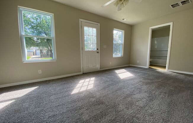 Cozy 1 Bedroom House With Fenced in Backyard