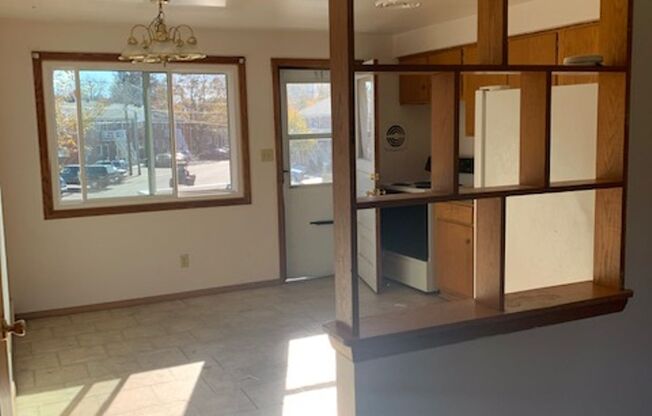2 beds, 1 bath, 850 sqft, $879, Unit 845-2