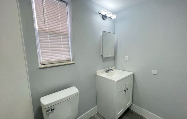 3 beds, 1 bath, 880 sqft, $2,300, Unit 5200-2