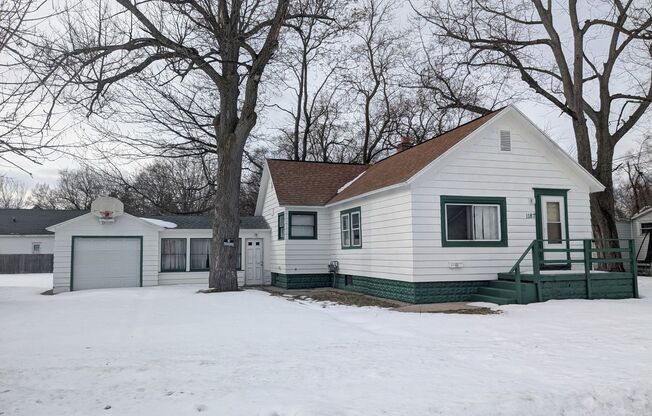 2 Bedroom / 1 Bath House in GREAT Location!