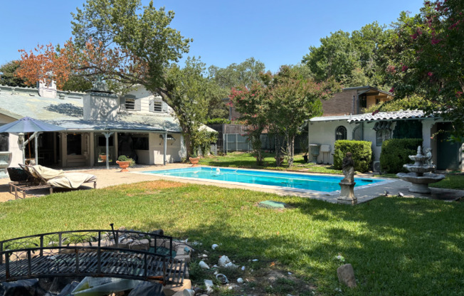 5338 W UNIVERSITY