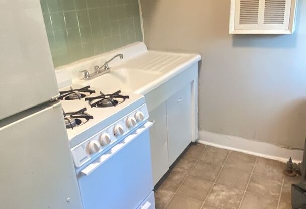 1 bed, 1 bath, $1,300, Unit 1521 Park Ave R -1R