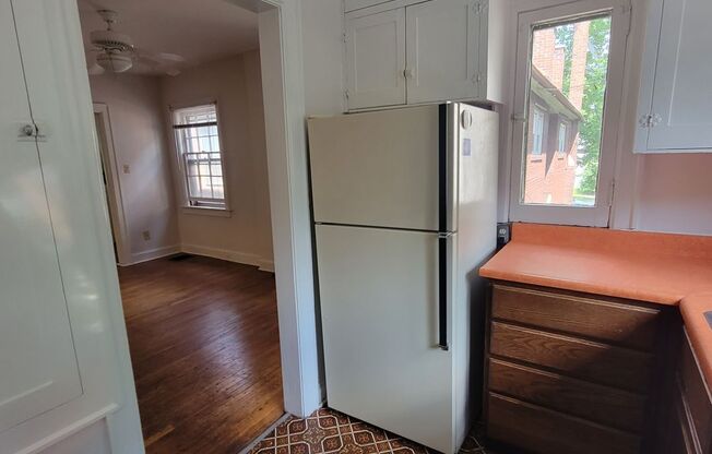 1 bed, 1.5 baths, $1,000, Unit C