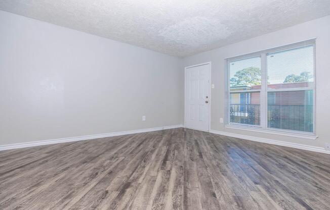 2 beds, 1 bath, 880 sqft, $943